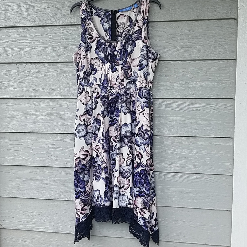 An adorable Vera Wang dress in size L.